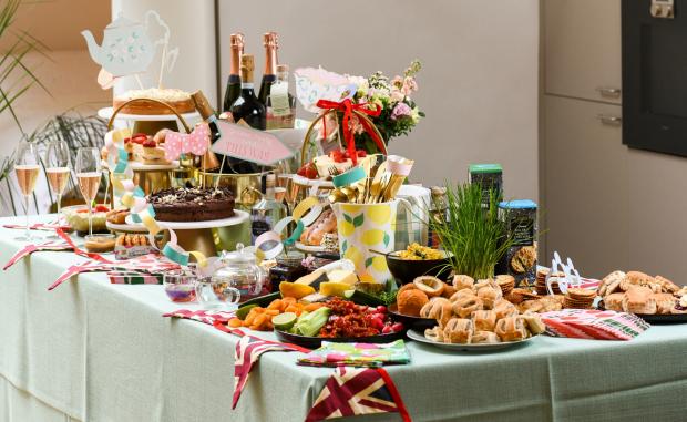 Ardrossan and Saltcoats Herald: Aldi shares How to host the perfect Jubilee party all for just under £5 per head. (Aldi)